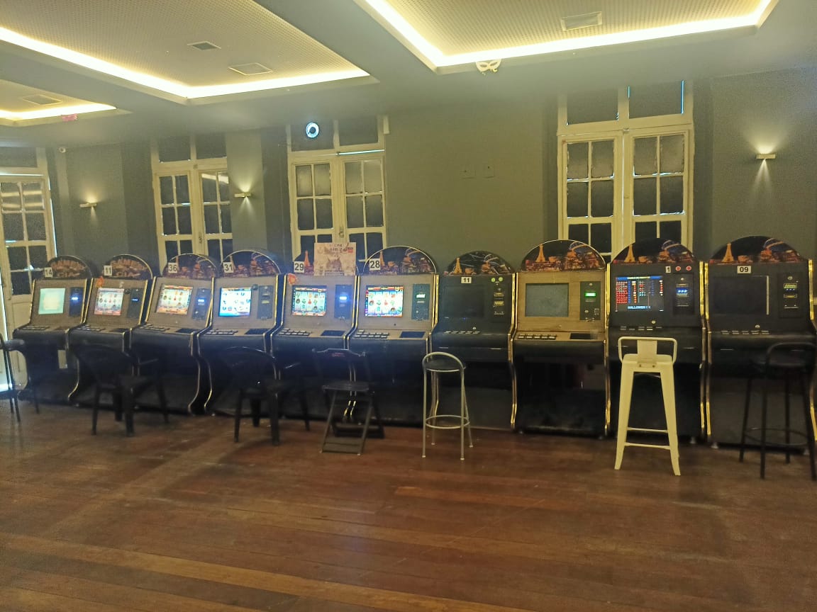 PMs de Botafogo apreendem 10 máquinas de apostas em bingo clandestino